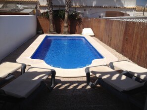 Piscine extérieure, chaises longues