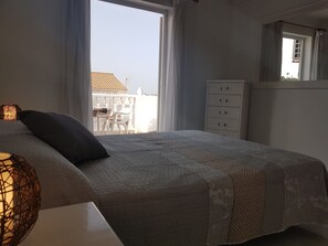 3 chambres, coffres-forts dans les chambres, fer et planche Ă repasser