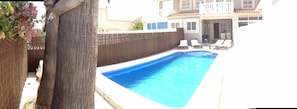 Piscine extérieure, chaises longues