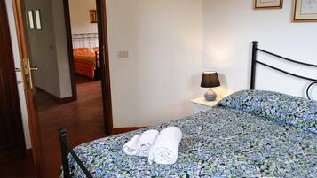 4 bedrooms, iron/ironing board, WiFi (free), bed sheets