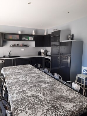 Fridge, microwave, oven, stovetop - Villa 150 m from the BEACH AGON COUTAINVILLE, Free WIFI, Shops (Agon-Coutainville)