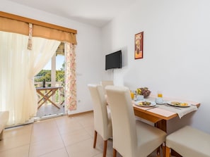 Dining - Lovely apartment for 4 guests with A/C, WIFI, pool, TV and balcony (Senj)