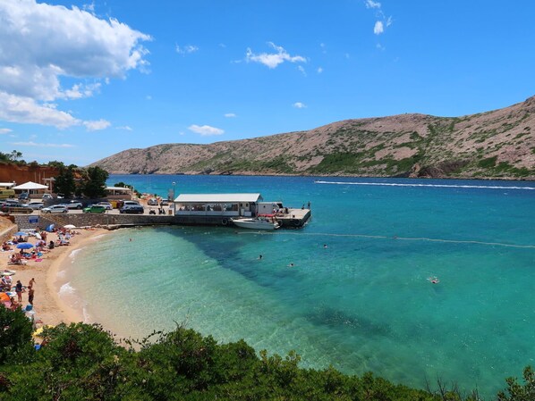 Beach - Lovely apartment for 4 guests with A/C, WIFI, pool, TV and balcony (Senj)