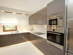 Mikrowelle, Ofen, Geschirrspüler, Gefrierschrank