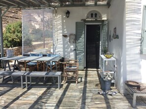 Outdoor dining - Villa Elia - The charm of Tiniote architecture feet in the water! (Tinos)