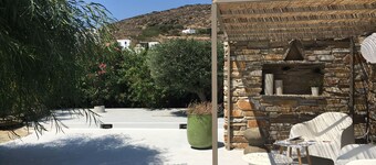 Villa Elia - Il fascino dei piedi dell'architettura Tiniote nell'acqua!