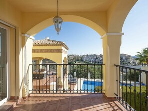 A balcony with a view of a swimming pool and a cityscape. - Beautiful private villa for 7 people with A/C, private pool, WIFI, TV, terrace and panoramic view (Mijas)