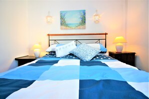 3 quartos, escrivaninha, ferros/tábuas de passar roupa