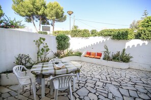 Outdoor dining - Beautiful three bed ground floor apartment Ideal for family holidays (Porches)