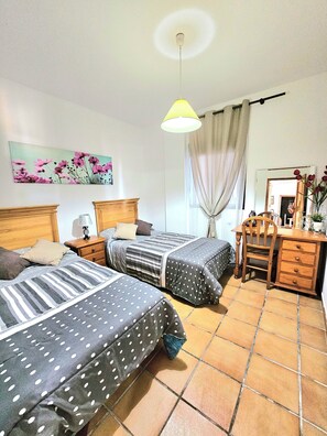 3 عدّة غرف نوم ومكواة/لوح كي وواي فاي مجانًا وملاءات أسرّة