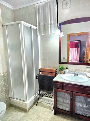 Shower, hair dryer, towels, soap - VILLA GARCIA CASTILLO (Almuñecar)