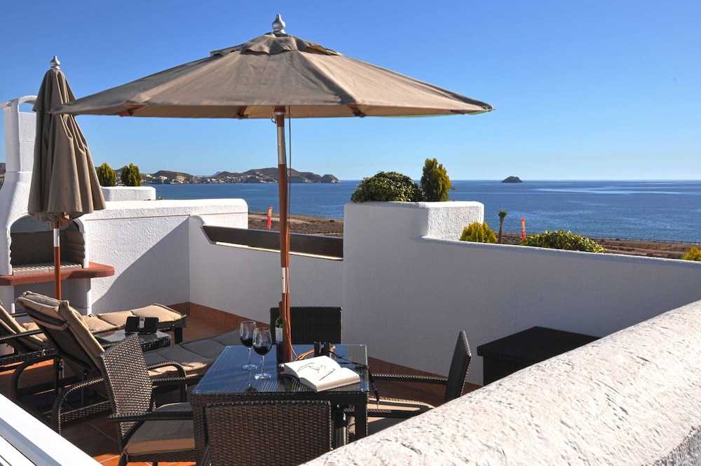 Mar de Pulpi-Oceanfront Villa with Beach Access