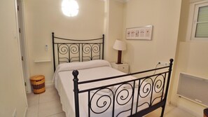 2 chambres, fer et planche à repasser, Wi-Fi gratuit, draps fournis