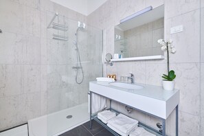 Een haardroger, handdoeken, zeep, shampoo