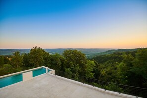 Een buitenzwembad, een verwarmd zwembad