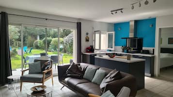 Televisión, libros y videoteca