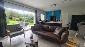 TV, books, video library - Elegant villa with garden, quiet location close to beaches and shops  (Le Grand-Village-Plage)