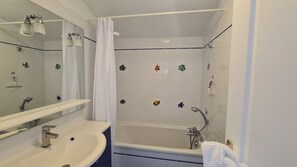 Bathtub, hair dryer, toilet paper - Elegant villa with garden, quiet location close to beaches and shops  (Le Grand-Village-Plage)
