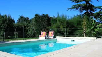 Una piscina al aire libre, una piscina climatizada