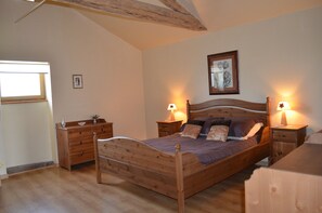 3 bedrooms, iron/ironing board, travel cot, free WiFi