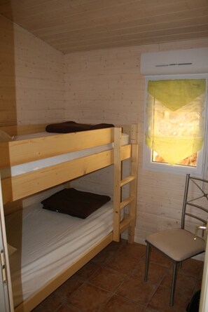 2 bedrooms, iron/ironing board, WiFi