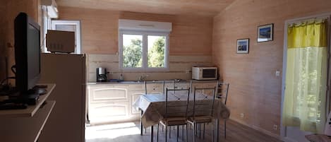 Frigorífico, microondas, horno y placa de cocina