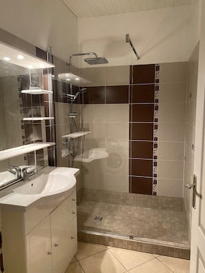 Shower, hair dryer - T3 Air-conditioned villa near sea and shops (Viggianello)