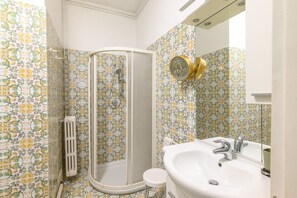 Dusche, Bidet, Handtücher