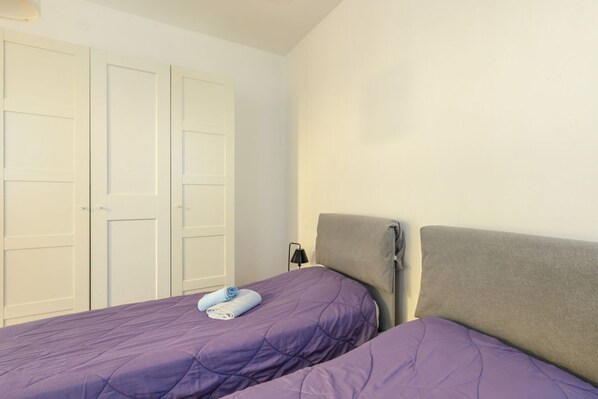 2 habitaciones, tabla de planchar con plancha, wifi y ropa de cama 