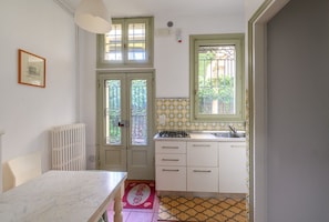 Kühlschrank, Mikrowelle, Herdplatte, Geschirrspüler