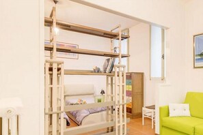 WiFi, bed sheets - The property is located on the ground floor with an internal garden (with an outdoor table and two chairs) and an independent entrance.It accommodates 3 people in 40 square meters of space.A few steps from the Clock Tower and Piazza dei Signori, in an en (Padova)