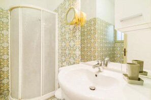 Een douche, een bidet, handdoeken