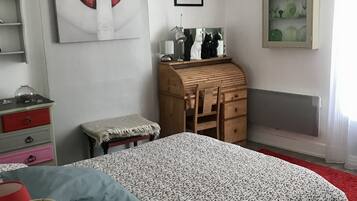 1 slaapkamer, een bureau, een strijkplank/strijkijzer, reisbedje