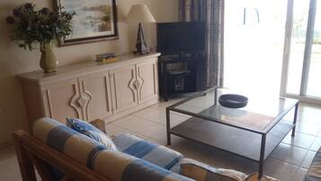 Tv, bøger, stereoanlæg