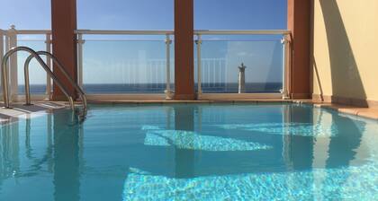 Ylellinen huoneisto, Wifi, majakka- ja ranta näkymät, oma uima-allas