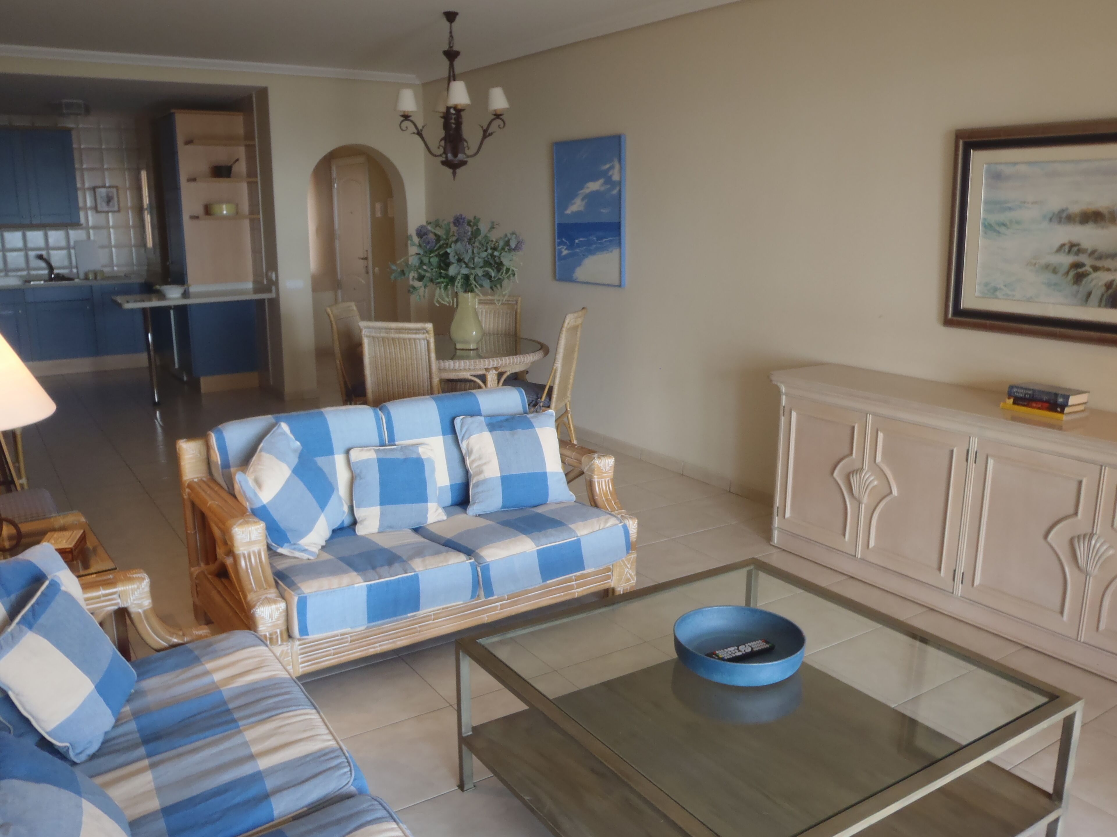 Fernseher, Bücher, Stereoanlage