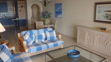 Fernseher, Bücher, Stereoanlage