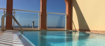 Luxury apartment, Wifi, lighthouse and beach views, private pool
