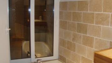 Duschwanne, Haartrockner, Handtücher, Seife