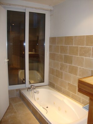 Duschwanne, Haartrockner, Handtücher, Seife