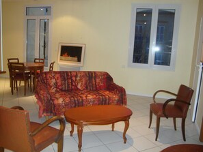 Fernseher, Kamin, Bücher