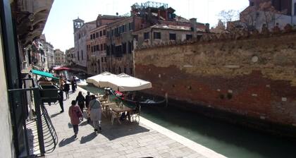 Casa Michiel im lebhaften Venedig