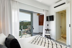 4 bedrooms, in-room safe, soundproofing, iron/ironing board - Chara Sensory Luxury Villa with Heated Pool & Gym
 (Rethymno)