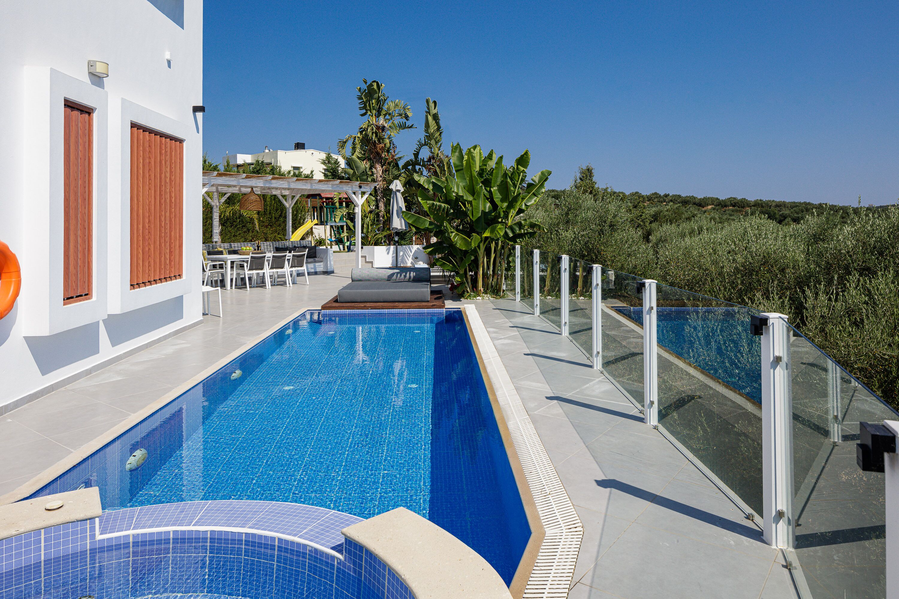 Ulkouima-allas, lämmitetty uima-allas, aurinkotuoleja