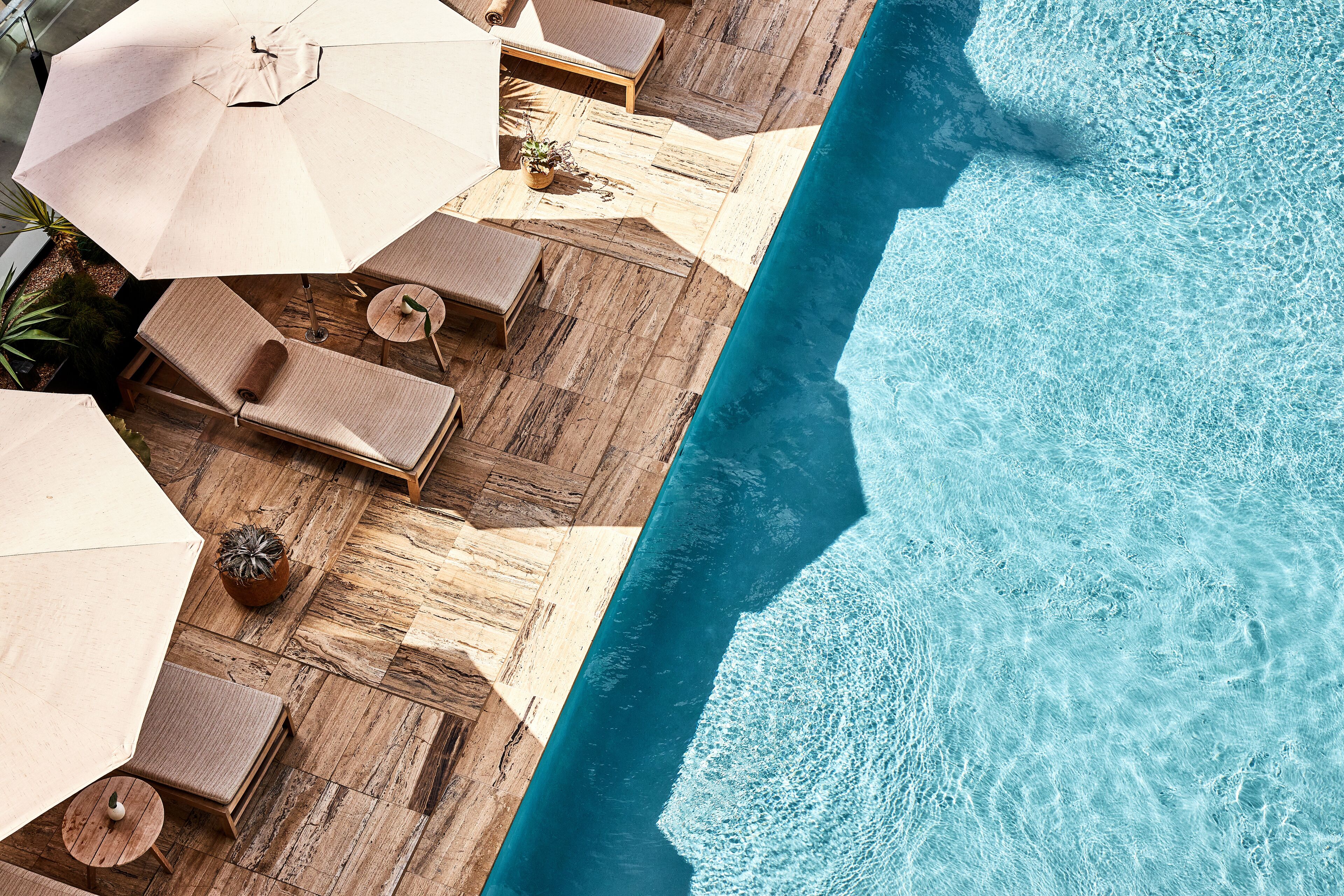 室外游泳池，開放時間為 08:00 至 22:00，提供遮陽小屋 (付費)和日光浴躺椅