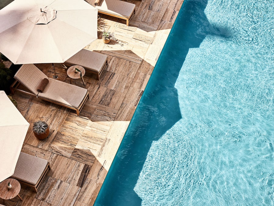 Una piscina al aire libre, camas de piscina con cargo