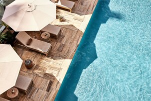 Utomhuspool, cabanor (tilläggsavgift) och solstolar