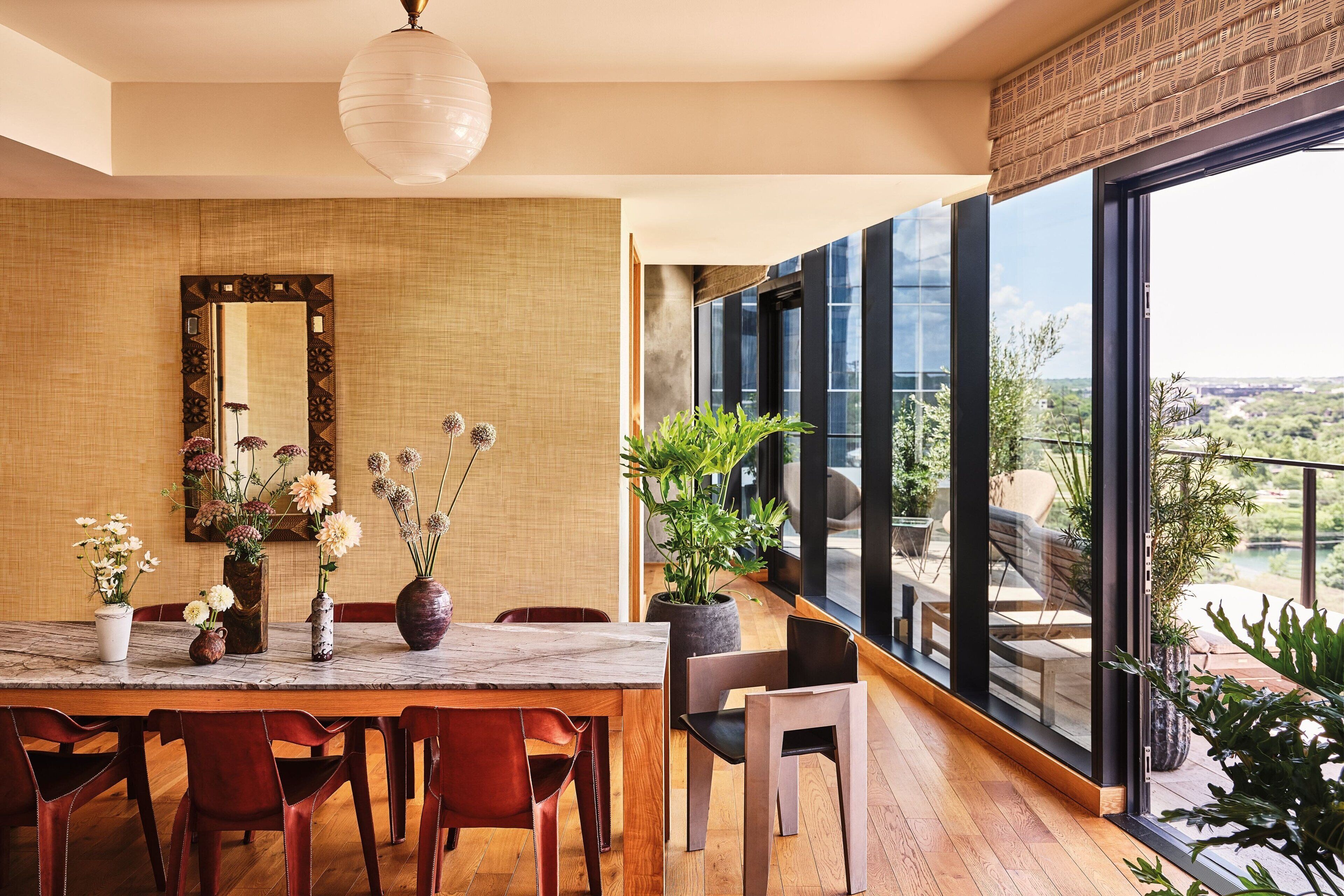 غرفة | أغطية فراش متميزة وأسرّة بطبقة علوية مريحة وميني بار وخزنة داخل الغرفة