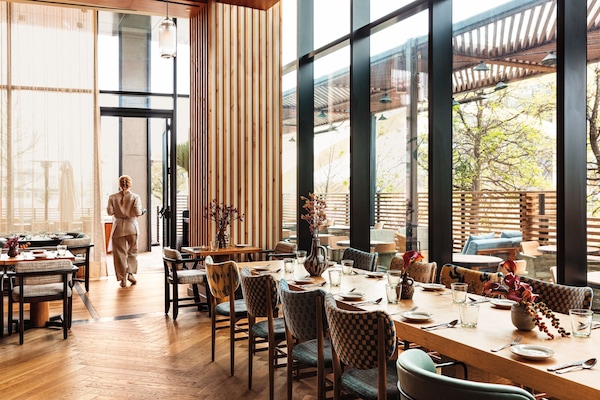 3 restaurants; breakfast, lunch, dinner, and brunch served