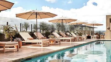 Piscine extérieure, tentes de plage, chaises longues
